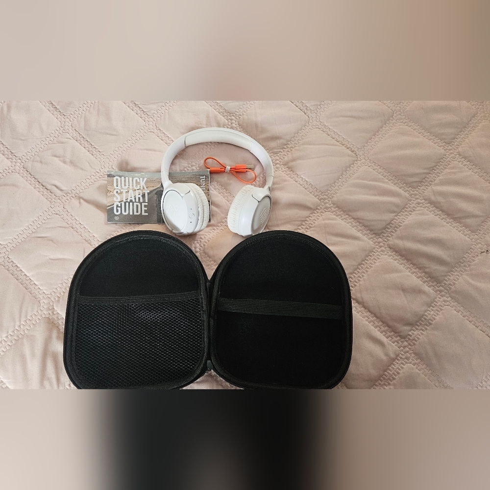 JBL White Wireless Headphones with Case